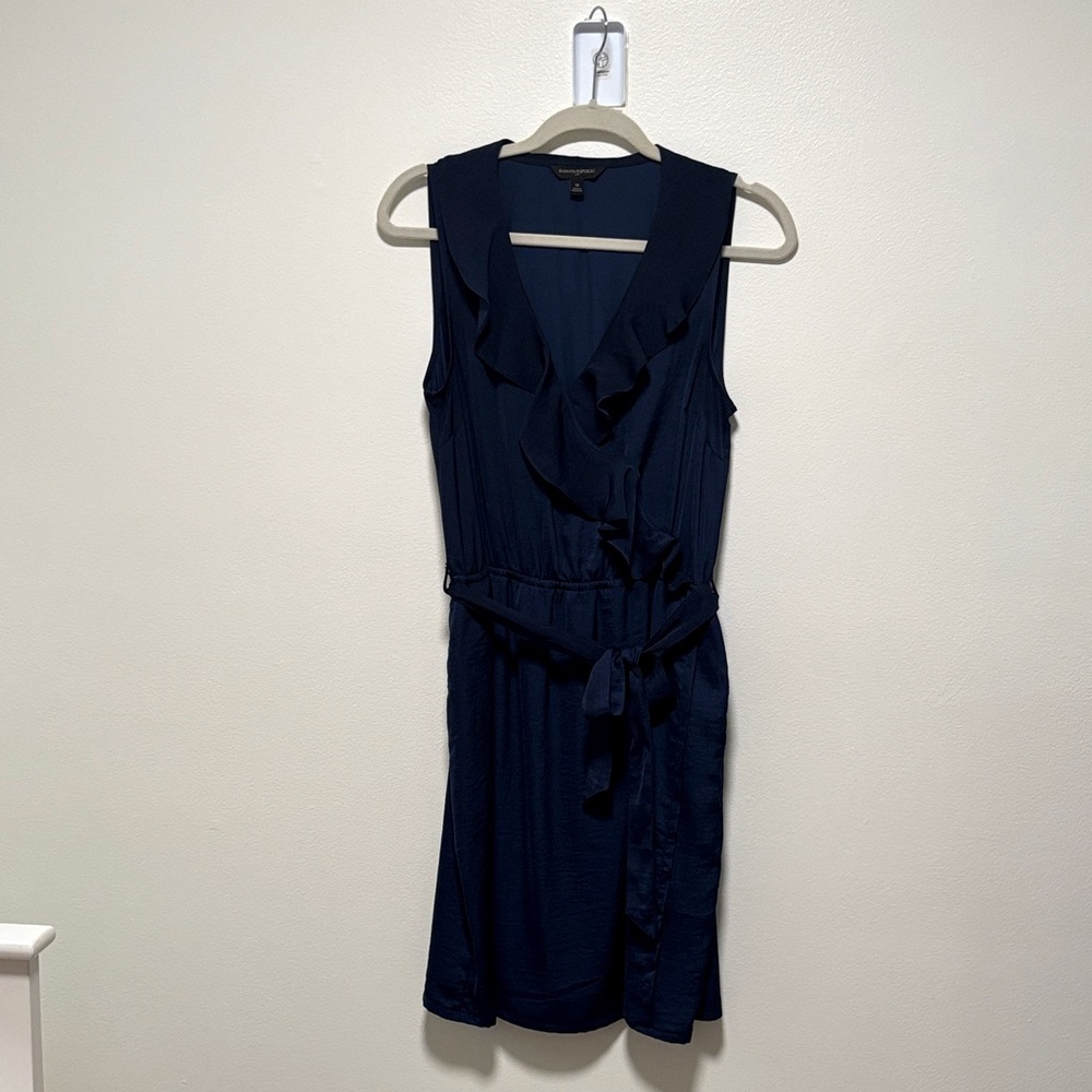 Elegant Navy Sleeveless Dress
Knee length 
Size 10